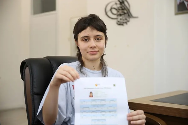 YDT Fransızca'da Türkiye birincisi olan Sena İlhan da tercihini sayısal puanla yapıp tıp okumak istiyor.
