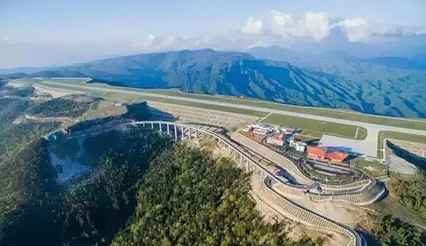 Thanks to the reinforced earth walls reaching approximately 50 meters in height, the import/export of materials from the outside was hindered, the carbon footprint was reduced, and a flexible structure in harmony with nature was achieved.