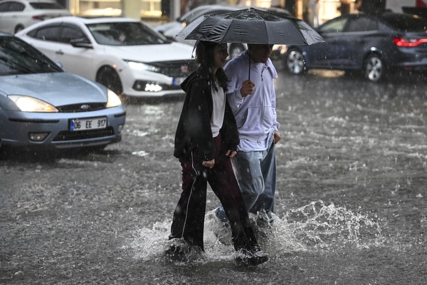 Türkiye, yaz mevsiminin tam ortasında ani ve sert bir hava değişimiyle karşı karşıya kalıyor.