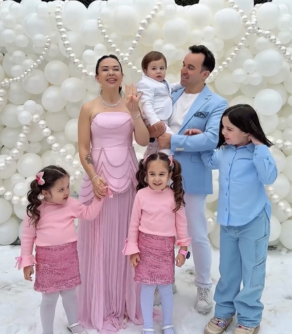 Sosyal medyada "Tayyargiller" adıyla milyonlarca kişiye ulaşan Özlem Öz ve ortopedi uzmanı eşi Tayyar Öz, uzun yıllardır aile hayatlarını takipçileriyle paylaşmalarıyla tanınıyor.