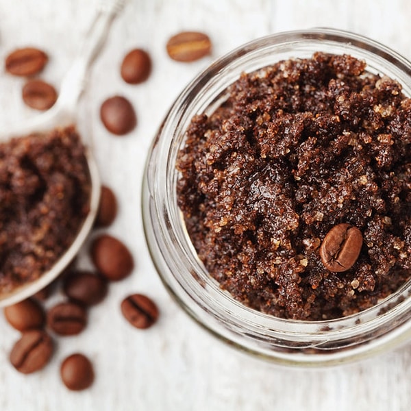 3. Duşta kahve telvesiyle doğal bir peeling uygula.