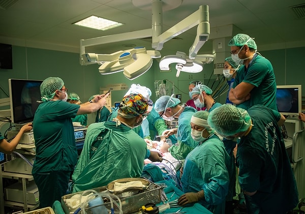 Prof. Dr. Özgür Deren, iki vakayı 24 saat içerisinde hem açık teknikle hem de kapalı teknikle tedavi ettiklerini söyleyerek şu ifadeleri kullandı: