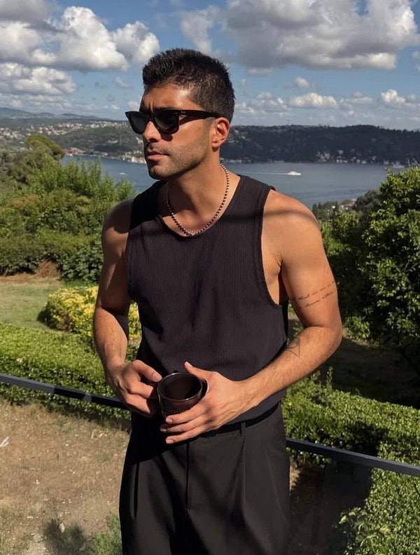 Belirgin şekilde kilo aldığı görülen oyuncunun son hali kısa sürede sosyal medyada gündem olurken, birçok kullanıcı ünlü oyuncunun tanınmayacak kadar değiştiğini öne sürdü.