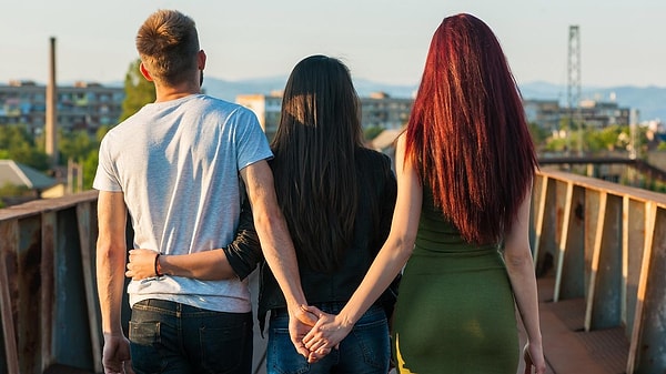 Beware of Roaching: The Toxic New Dating Trend!