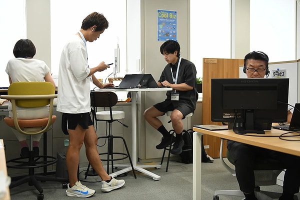 Tokyo'da şort serbestliği bacak kılı tartışması başlattı