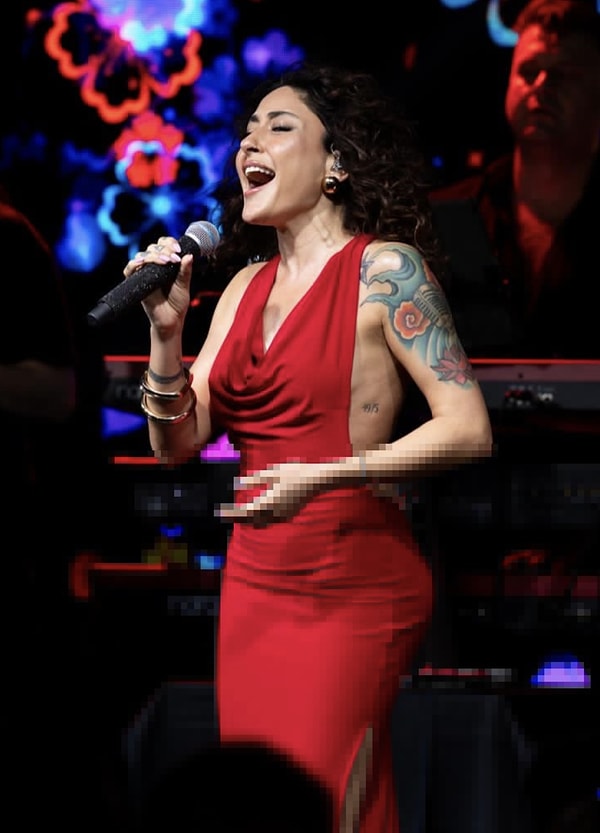 Türk pop müziğinin güçlü seslerinden Melek Mosso, kariyeri boyunca şarkıları kadar yaptığı açıklamalar ve sahne performanslarıyla da sık sık gündeme gelen isimlerden biri oldu.
