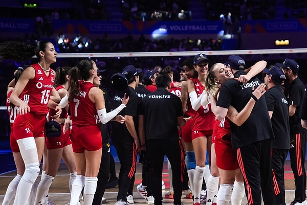 Türk sporunun gururu Filenin Sultanları, bir kez daha tarih yazdı!