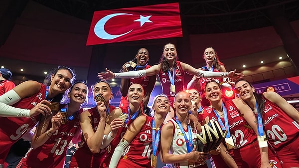Türkiye'yi sevince boğan haber FIVB Milletler Ligi'nden geldi. A Milli Kadın Voleybol Takımı, turnuvanın zorlu final karşılaşmasında güçlü rakibi Brezilya'yı 3-1 mağlup ederek tarihi bir şampiyonluğa daha imza attı.