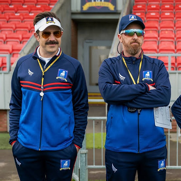 Futbol hakkında neredeyse hiçbir bilgisi olmayan Ted'in teknik direktör olmasıyla başlayan hikayede Ted Lasso'nun ve çevresindekilerin yaşadıkları izleyicilerin ilgisini çekmişti.
