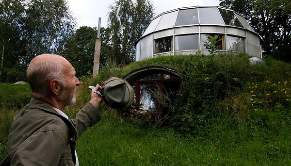 He completed the circular house in approximately 20 years.