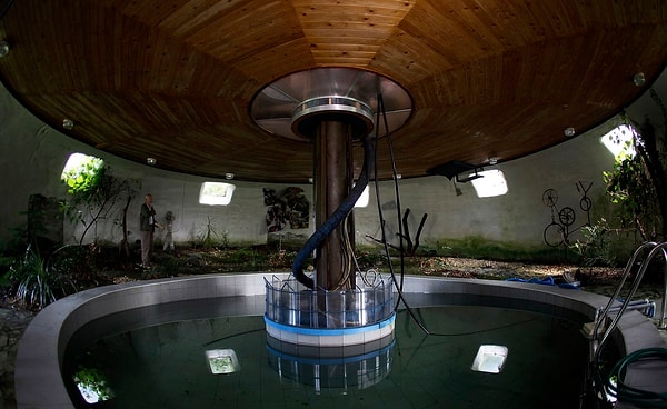 The house can rotate 180 degrees according to the view.