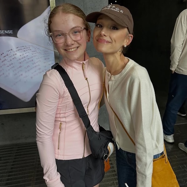 Ariana Grande, bu kez genç bir hayranıyla çektirdiği fotoğrafın sosyal medyada yayılmasıyla yeniden gündeme oturdu.