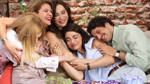 Show TV'nin yaz dizisi Muhtemel Aşk, sevilen konusu ve oyuncularıyla reyting zirvesinde yer almayı başarıyor.