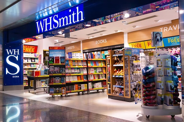 The book giant of 234 years is on the brink of bankruptcy. The bookstore has hung up signs in its branches saying "Everything for sale".