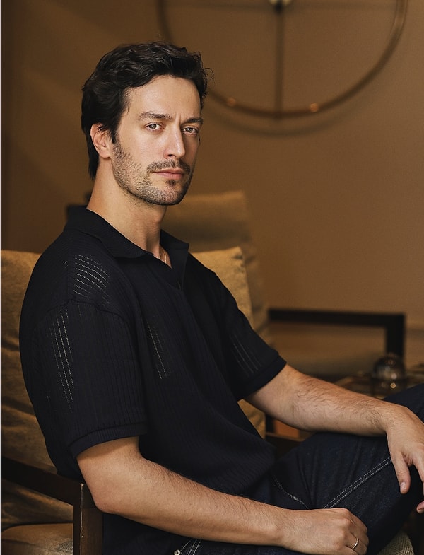 Feyyaz Şerifoğlu embarked on his artistic journey through music. After drawing attention with his performance in the 2013 edition of The Voice Turkey, the accomplished artist spent several years as a backing vocalist for Ajda Pekkan.