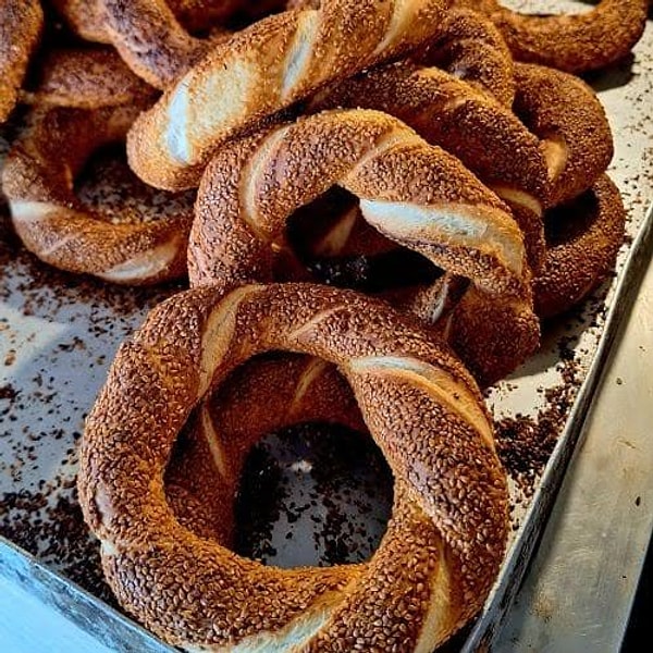 Sabah kahvaltılarının ve sokak lezzetlerinin tartışmasız bir numarası olan simit, Türkiye çapında dev bir lezzet araştırmasının merkezinde yer aldı.