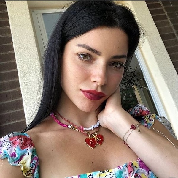 Since the latter half of the 2000s, Merve Boluğur has been one of the most talked-about female actresses on Turkish television. With her beauty and the characters she portrayed, she maintained her status as one of the most popular figures on the screen for many years.