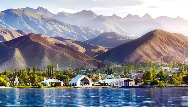 Kırgızistan'ın kuzeydoğusunda bulunan Issık Göl, çevresini saran karla kaplı dağlara rağmen yıl boyunca donmamasıyla dünyanın en ilginç doğal oluşumları arasında gösteriliyor.