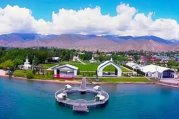 Son yıllarda Kırgızistan yönetimi, bölgeyi dört mevsim cazibe merkezi haline getirmek amacıyla otel, ulaşım ve çevre dostu turizm yatırımlarını artırıyor.