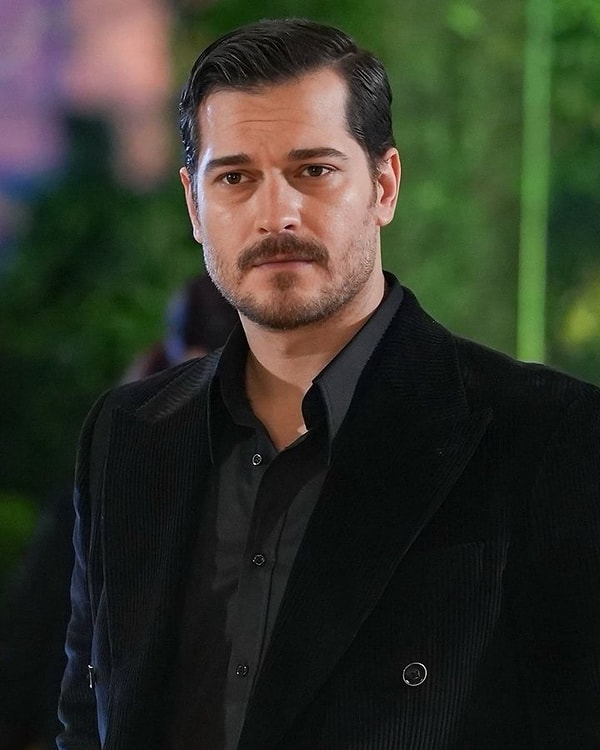 Türk televizyon ve sinema dünyasının en başarılı oyuncularından biri olarak gösterilen Çağatay Ulusoy, 2010 yılında kazandığı Best Model of Turkey birinciliğiyle adını geniş kitlelere duyurdu.