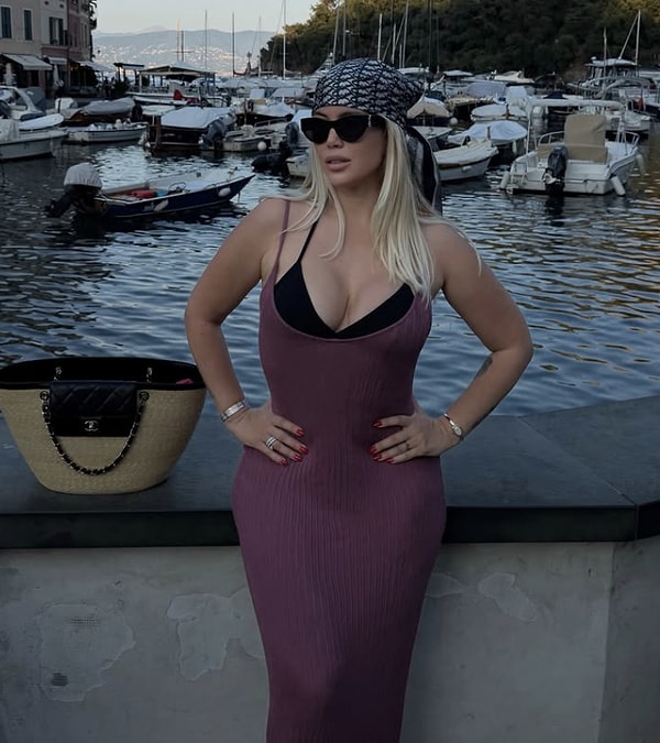 In recent months, Wanda Nara, frequently making headlines with both ongoing custody and alimony lawsuits involving Mauro Icardi and her personal life, has now started to attract attention with paparazzi shots taken during her holiday in Italy.