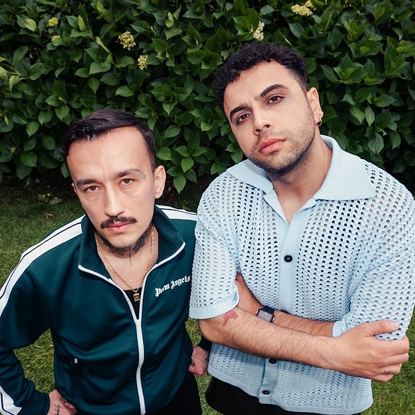 Elektronik altyapıları, alternatif pop tınıları ve duygusal şarkı sözleriyle kısa sürede Türkiye'nin en sevilen müzik gruplarından biri haline gelen KÖFN, Salman Tin ve Bilge Kağan Etil tarafından kuruldu.