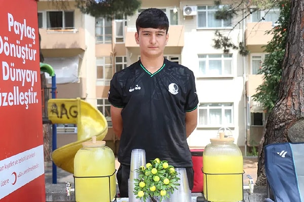 Sakarya'nın Serdivan ilçesinde yaz tatilini değerlendirmek isteyen 14 yaşındaki Buğra Koç, iki yıl önce başladığı limonata satışını sürdürüyor.