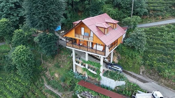Dev Beton Kolonlar Eğimli Arazide Taşıyıcı Sistem Görevi Görmektedir