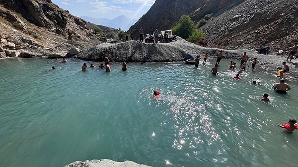 Erzincan'ın Üzümlü ilçesinde yaz sıcakları 40 dereceye kadar yükselince vatandaşlar serinlemek için ilginç bir yönteme başvurdu.