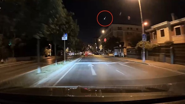 Bir vatandaş aracıyla seyir halindeyken araç kamerası tarafından göktaşının düşme anı kaydedildi.