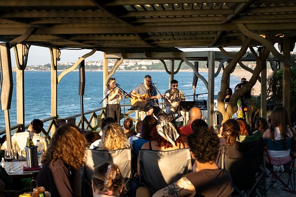 Mekân artık sadece ev değil: teras, plak şirketi ofisi, deniz kıyısı, hamam!