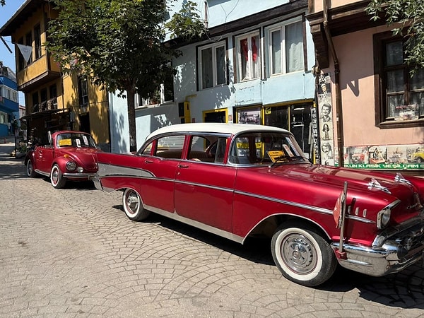 "Eskişehir'e gelen turistlerimizi klasik arabayla kenti gezdiriyoruz."