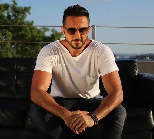 2000'li yılların unutulmaz isimlerinden Gökhan Özen, yıllardır müzik dünyasının en tanıdık yüzlerinden biri.