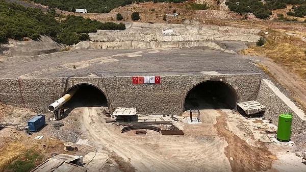 Temeli 2017 yılında atılan ancak 2020 yılında yaşanan ödenek kısıtlılığı sebebiyle duraklama dönemine giren çift tüplü tünel projesinde, her iki yönde de kazı ve destek faaliyetleri eş zamanlı olarak yürütülüyor.