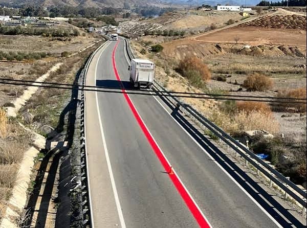 Ciddi kazaların sıkça yaşandığı geleneksel ve ikincil yollardaki kaza istatistikleri ile sürücü davranışlarının analiz edilmesiyle hayata geçirilen bu pilot proje, şu an İspanya’nın çeşitli bölgelerinde uygulanıyor.