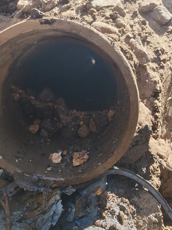 Balıkesir Su ve Kanalizasyon İdaresi (BASKİ) ekiplerinin detaylı incelemeleri sonucunda yeri tespit edilen kaya, boru hattından başarılı bir operasyonla çıkarıldı.