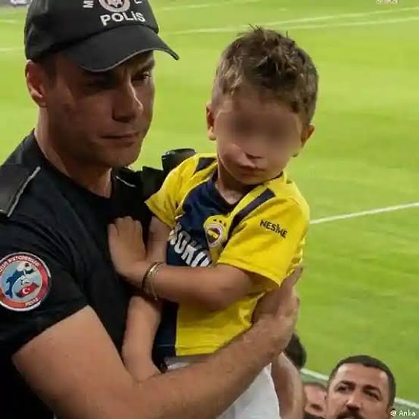 Trendyol Süper Lig'de Gençlerbirliği ile Fenerbahçe arasında oynanan karşılaşmada, Gençlerbirliği tribününde Fenerbahçe forması giyen küçük çocuğun bazı taraftarların tepkisinin hedefi olması üzerine polis memurunun çocuğu kucağına alarak tribünden çıkardığı anlar sosyal medyada ilgi çekmişti.