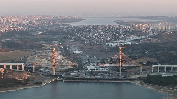 Gündüz ve gece kesintisiz süren çalışmalarda, her biri 250 tonu bulan dev çelik tabliyeler, milimetrik hesaplamalarla köprüye bağlanılıyor.