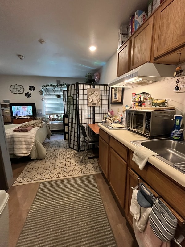 Çocukları büyüdüğü için artık büyük bir eve ihtiyaç duymadıklarını belirten çift, otelde biriktirdikleri parayla kendi arsalarını satın alıp üzerine "tiny house" (küçük ev) kurmayı hedefliyor.