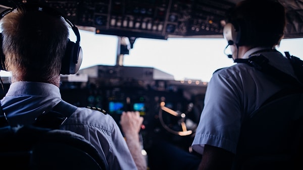 Kaptan pilotun dinlenme talebinin ardından kontrolü devralan yardımcı pilot da uykunun etkisine yenik düştü
