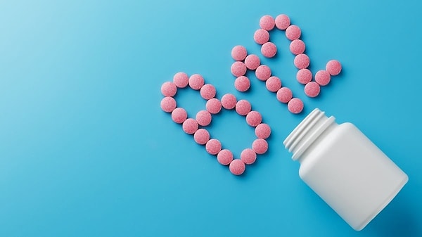 Yıllardır yorgunluk, unutkanlık ve enerji düşüklüğü gibi sorunların bir numaralı çözümü olarak sunulan B12 vitamininin kanserle olan ilişkisi tıp dünyasını şaşırtmaya devam ediyor.