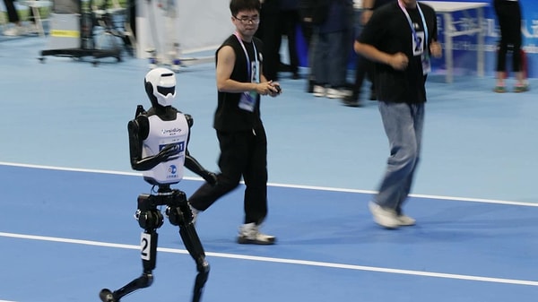 Robot yarışlarına hazırlanıyorlar.