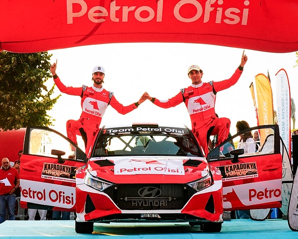 Team Petrol Ofisi pilotu Kerem Kazaz, co-pilotu Corentin Silvestre ile birlikte Türkiye Ralli Şampiyonası’nın dördüncü ayağı Kapadokya Rallisi’nde rakiplerine yaklaşık 3 dakika fark atarak zirvenin sahibi oldu.