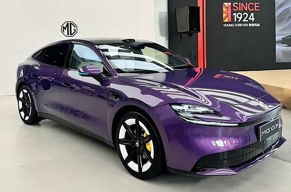 Otomotiv dünyasında elektrikli araç rekabeti kızışırken SAIC çatısı altında faaliyet gösteren MG, en yeni orta boy sedan modeli MG 07’yi Çin’de resmen satışa sundu.