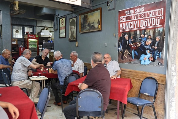 "Vatandaşlar afişin önünde fotoğraf çektiriyor"