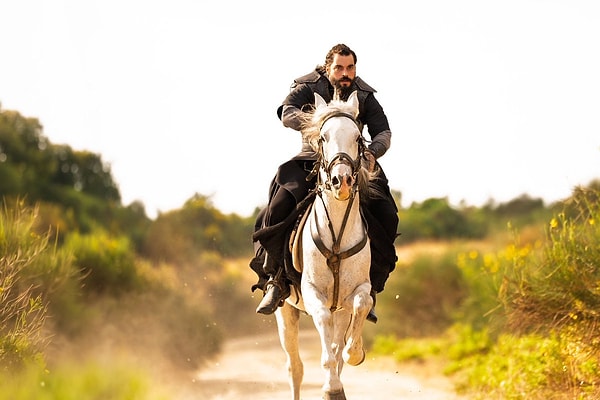 ATV'nin yeni sezon için hazırladığı Aşk ve Taht dizisinin ilk fragmanı yayınlanırken Sultan Alaeddin Keykubat'a hayat veren Akın Akınözü'nün rolü için geçirdiği hazırlık süreci ortaya çıktı.
