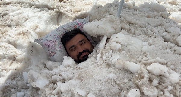 Sıcaklık 40 dereceyi görünce serinlemek için kara gömüldü.