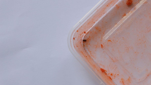 Yağ kalıntıları plastik yüzeye kolayca tutunuyor