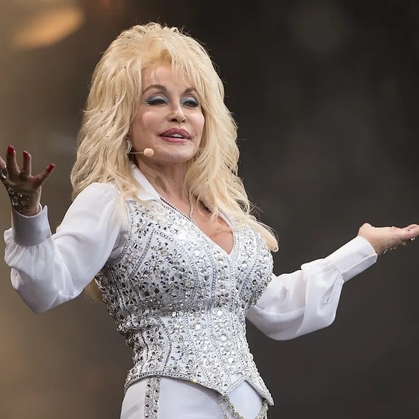 Müzik dünyasının en sevilen ve en etkili isimlerinden Dolly Parton, 25 Ağustos 2026 tarihinde 80 yaşında hayatını kaybetti.