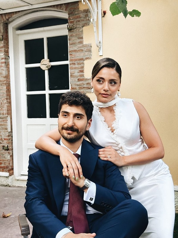 Ekranların son yıllarda yıldızı en hızlı parlayan isimlerinden biri olan Sıla Türkoğlu, hem başarılı oyunculuğu hem de duru güzelliğiyle geniş bir hayran kitlesine ulaştı.